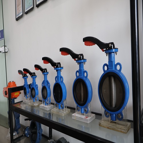 Que diferenças entre o LUG e o flange de bolacha?